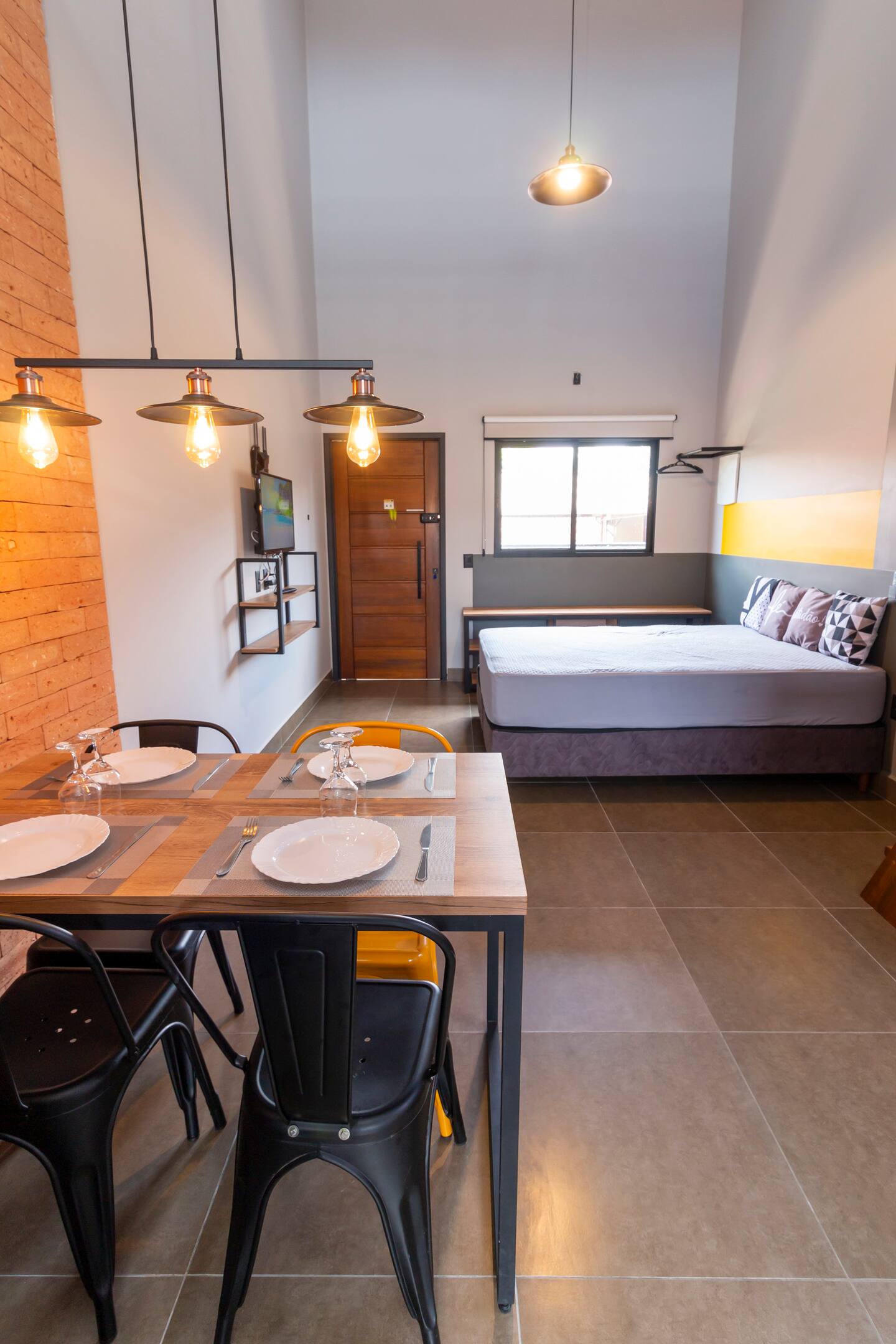 Interior do Loft Mezanino com mezanino e área de estar